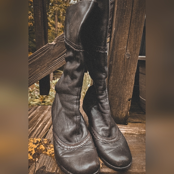 Sofft Leather womens boots, size 8, deep coffee brown, vintage look, retro look - Picture 2 of 5